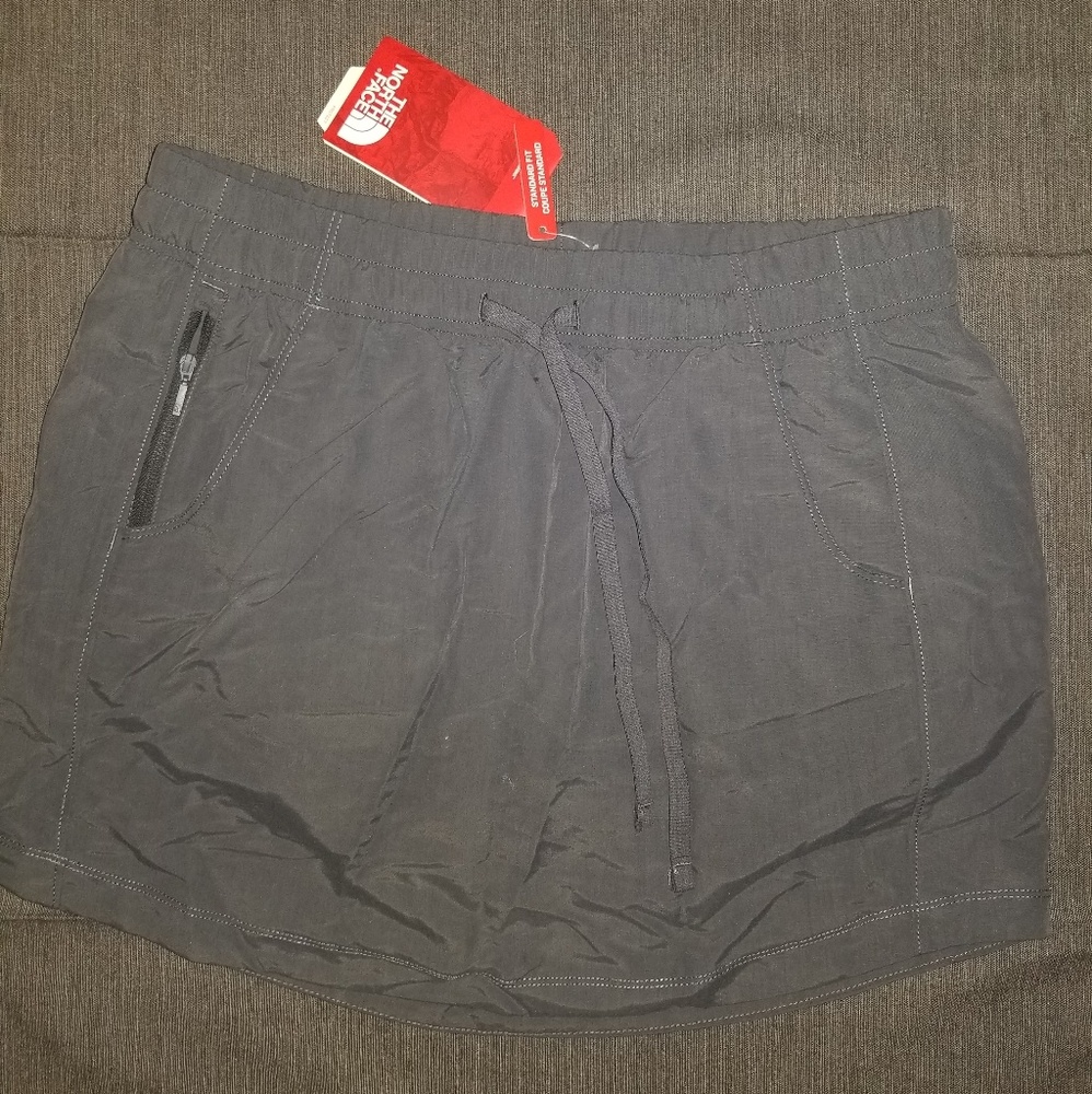 SALE❗️❗️❗️New North Face skirt w/ short underneath